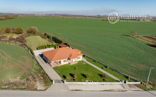 KOMÁROVCE - 5 IZBOVÝ RD 360 M2 SO SAUNOU, POZEMOK 3.629 M2