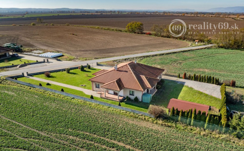 KOMÁROVCE - 5 IZBOVÝ RD 360 M2 SO SAUNOU, POZEMOK 3.629 M2