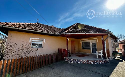 MAĎARSKO - SZENDRO 2 IZBOVÝ PEKNÝ ZREKONŠTRUOVANÝ RODINNÝ DOM  SO SAMOSTATNOU GARÁŽOU