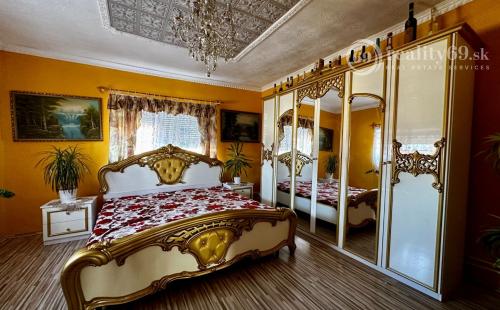 MAĎARSKO - SZENDRO 2 IZBOVÝ PEKNÝ ZREKONŠTRUOVANÝ RODINNÝ DOM  SO SAMOSTATNOU GARÁŽOU