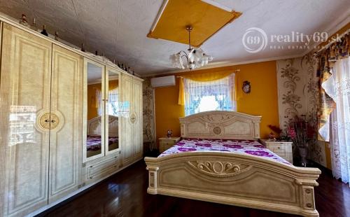 MAĎARSKO - SZENDRO 2 IZBOVÝ PEKNÝ ZREKONŠTRUOVANÝ RODINNÝ DOM  SO SAMOSTATNOU GARÁŽOU