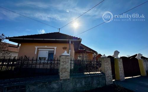 MAĎARSKO - SZENDRO 2 IZBOVÝ PEKNÝ ZREKONŠTRUOVANÝ RODINNÝ DOM  SO SAMOSTATNOU GARÁŽOU