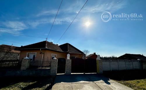 MAĎARSKO - SZENDRO 2 IZBOVÝ PEKNÝ ZREKONŠTRUOVANÝ RODINNÝ DOM  SO SAMOSTATNOU GARÁŽOU