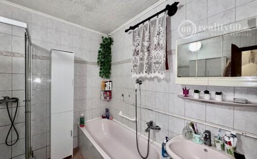 MAĎARSKO - MÁRTONYI - PEKNÝ 4 IZBOVÝ RD V KRÁSNEJ LOKALITE BLÍZKO JAZERA RAKACA.