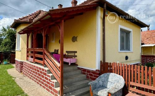 MAĎARSKO - SZENDRO -  ZNÍŽENÁ CENA 2 IZBOVÝ RODINNÝ DOM NA TICHEJ ULICI S DOBRÝMI SUSEDMI