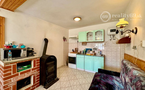 MAĎARSKO - TERESZTENYE  2 IZBOVÝ  RODINNÝ DOM S LETNOU KUCHYŇOU NA POZEMKU 2552 M2