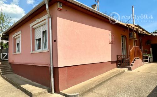 MAĎARSKO - SZENDRŐ ZREKONŠTRUOVANÝ 3 IZBOVÝ RD S PEKNÝM POZEMKOM.