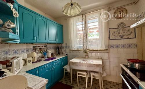 MAĎARSKO - SZENDRŐ ZREKONŠTRUOVANÝ 3 IZBOVÝ RD S PEKNÝM POZEMKOM.