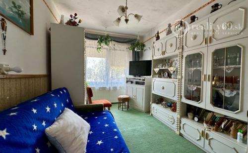 MAĎARSKO - SZENDRŐ ZREKONŠTRUOVANÝ 3 IZBOVÝ RD S PEKNÝM POZEMKOM.