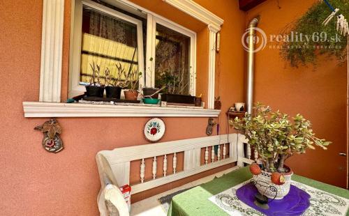 MAĎARSKO - SZENDRŐ ZREKONŠTRUOVANÝ 3 IZBOVÝ RD S PEKNÝM POZEMKOM.