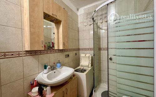 MAĎARSKO - SZENDRŐ ZREKONŠTRUOVANÝ 3 IZBOVÝ RD S PEKNÝM POZEMKOM.