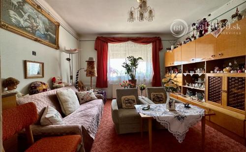 MAĎARSKO - SZENDRŐ ZREKONŠTRUOVANÝ 3 IZBOVÝ RD S PEKNÝM POZEMKOM.