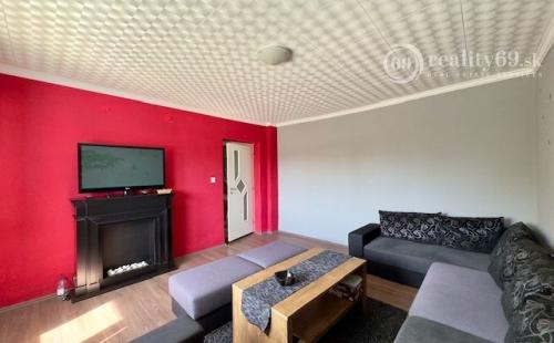 MAĎARSKO - PERKUPA 5 IZBOVÝ POSCHODOVÝ DOM PO REKONŠTRUKCII.