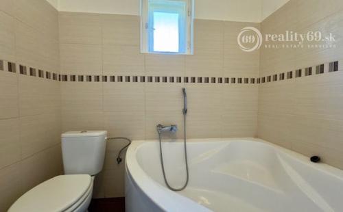 MAĎARSKO - PERKUPA 5 IZBOVÝ POSCHODOVÝ DOM PO REKONŠTRUKCII.