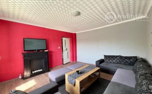 MAĎARSKO - PERKUPA 5 IZBOVÝ POSCHODOVÝ DOM PO REKONŠTRUKCII.