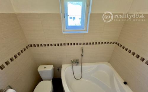 MAĎARSKO - PERKUPA 5 IZBOVÝ POSCHODOVÝ DOM PO REKONŠTRUKCII.