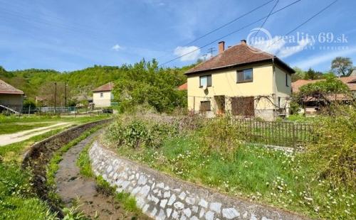 MAĎARSKO - PERKUPA 5 IZBOVÝ POSCHODOVÝ DOM PO REKONŠTRUKCII.