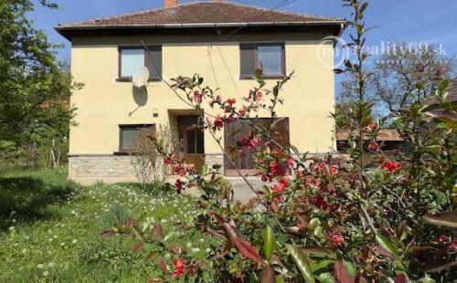 MAĎARSKO - PERKUPA 5 IZBOVÝ POSCHODOVÝ DOM PO REKONŠTRUKCII.