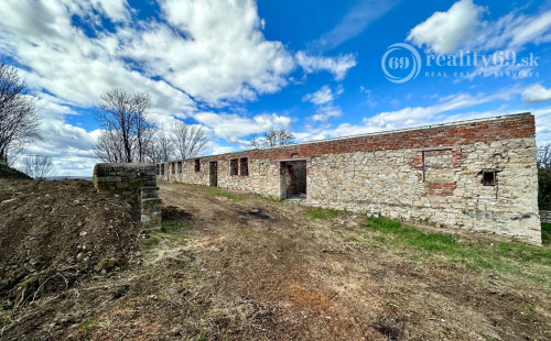 MAĎARSKO - ABAUJVÁR STAVEBNÝ POZEMOK, ZÁKLADY DOMU A MÚRY 1.700 M2, VŠETKY IS.