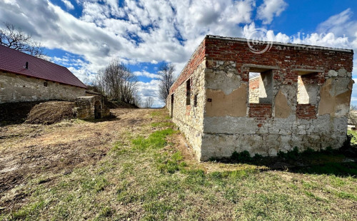 MAĎARSKO - ABAUJVÁR STAVEBNÝ POZEMOK, ZÁKLADY DOMU A MÚRY 1.700 M2, VŠETKY IS.
