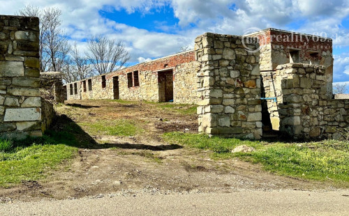 MAĎARSKO - ABAUJVÁR STAVEBNÝ POZEMOK, ZÁKLADY DOMU A MÚRY 1.700 M2, VŠETKY IS.