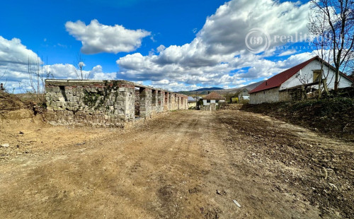 MAĎARSKO - ABAUJVÁR STAVEBNÝ POZEMOK, ZÁKLADY DOMU A MÚRY 1.700 M2, VŠETKY IS.