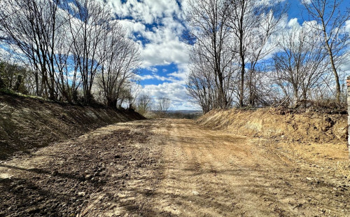 MAĎARSKO - ABAUJVÁR STAVEBNÝ POZEMOK, ZÁKLADY DOMU A MÚRY 1.700 M2, VŠETKY IS.