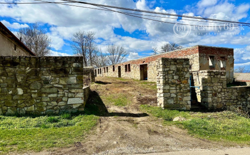 MAĎARSKO - ABAUJVÁR STAVEBNÝ POZEMOK, ZÁKLADY DOMU A MÚRY 1.700 M2, VŠETKY IS.