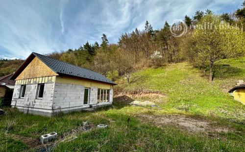 MAĎARSKO - HOLLOHÁZA NOVOSTAVBA 3 IZBOVÉHO RD - SUPER PROSTREDIE S VÝHĽADOM NA OKOLITÉ LESY.