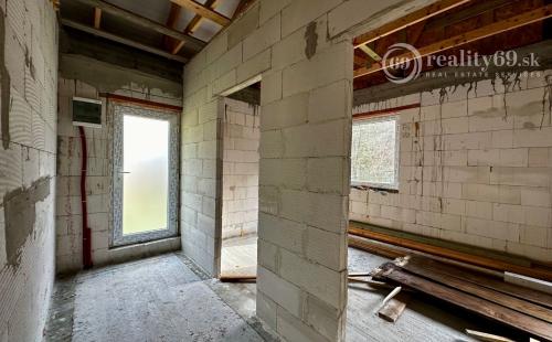 MAĎARSKO - HOLLOHÁZA NOVOSTAVBA 3 IZBOVÉHO RD - SUPER PROSTREDIE S VÝHĽADOM NA OKOLITÉ LESY.