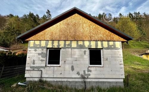 MAĎARSKO - HOLLOHÁZA NOVOSTAVBA 3 IZBOVÉHO RD - SUPER PROSTREDIE S VÝHĽADOM NA OKOLITÉ LESY.