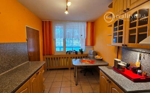 CENTRUM MESTA JÁNOŠÍKOVÁ 3 IZBOVÝ ZARIADENÝ BYT