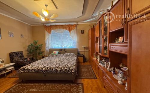 MAĎARSKO - ENCS  5 IZBOVÝ POSCHODOVÝ DOM + 2 IZBOVÝ DOM, ZÁHRADA.