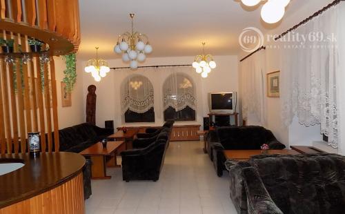 MAĎARSKO - GONC 13 IZBOVÝ OBYTNÝ OBJEKT NA BÝVANIE, PODNIKANIE