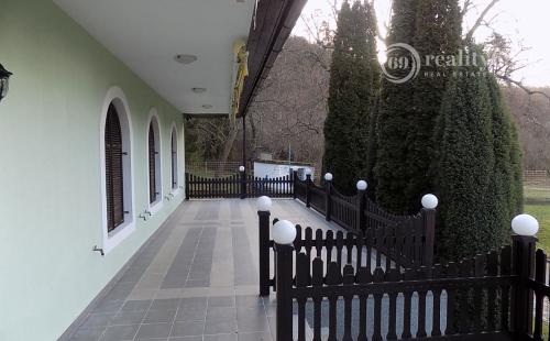 MAĎARSKO - GONC 13 IZBOVÝ OBYTNÝ OBJEKT NA BÝVANIE, PODNIKANIE