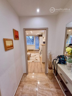 KPT. NÁLEPKU - ŠIRŠIE CENTRUM MESTA. - 3 IZBOVÝ ZARIADENÝ BYT 70 M2