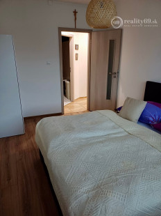 KPT. NÁLEPKU - ŠIRŠIE CENTRUM MESTA. - 3 IZBOVÝ ZARIADENÝ BYT 70 M2