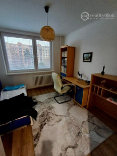 KPT. NÁLEPKU - ŠIRŠIE CENTRUM MESTA. - 3 IZBOVÝ ZARIADENÝ BYT 70 M2