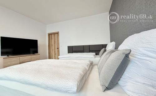 CENTRUM MESTA - VRÁTNA - 1 IZBOVÝ MODERNÝ ZARIADENÝ BYT.