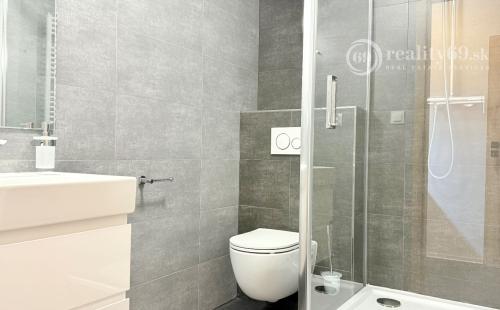 CENTRUM MESTA - VRÁTNA - 1 IZBOVÝ MODERNÝ ZARIADENÝ BYT.