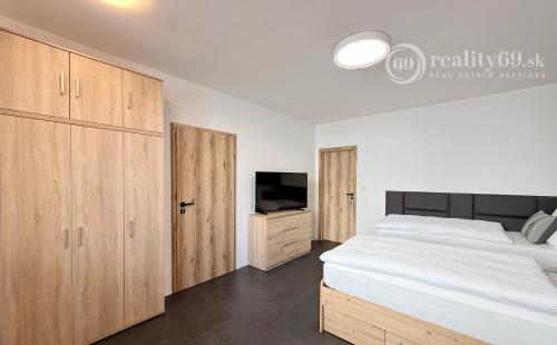 CENTRUM MESTA - VRÁTNA - 1 IZBOVÝ MODERNÝ ZARIADENÝ BYT.