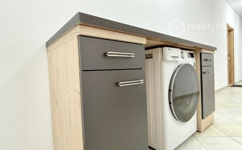 CENTRUM MESTA - VRÁTNA - 1 IZBOVÝ MODERNÝ ZARIADENÝ BYT.