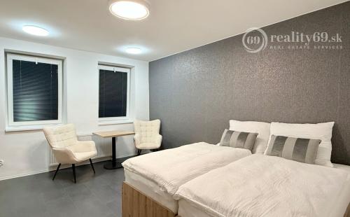 CENTRUM MESTA - VRÁTNA - 1 IZBOVÝ MODERNÝ ZARIADENÝ BYT.