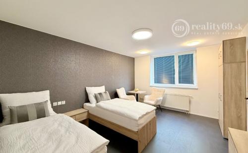 CENTRUM MESTA - VRÁTNA - 1 IZBOVÝ MODERNÝ ZARIADENÝ BYT.