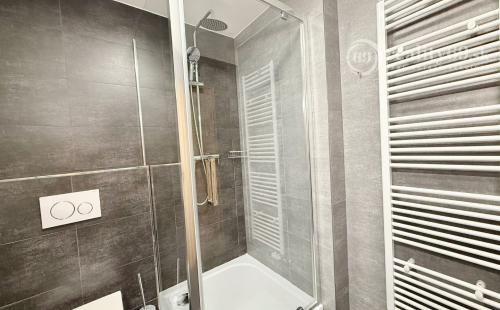 CENTRUM MESTA - VRÁTNA - 1 IZBOVÝ MODERNÝ ZARIADENÝ BYT.