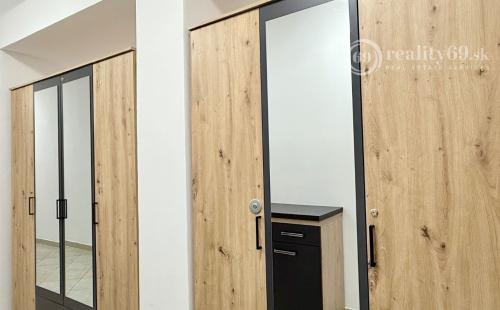 CENTRUM MESTA - VRÁTNA - 1 IZBOVÝ MODERNÝ ZARIADENÝ BYT.