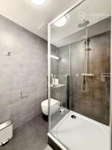 CENTRUM MESTA - VRÁTNA - 1 IZBOVÝ MODERNÝ ZARIADENÝ BYT.