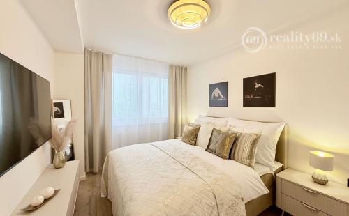 JUH - PRI AUPARKU KRIVÁ - 2 IZBOVÝ BYT KOMPLETNE ZARIADENÝ.