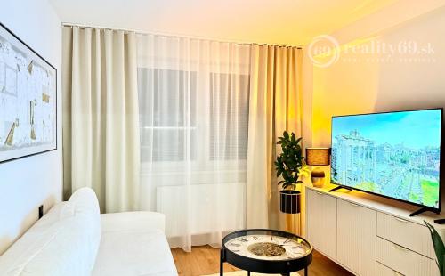 JUH - PRI AUPARKU - 1 IZBOVÝ MODERNÝ KOMPLETNE ZARIADENÝ BYT.