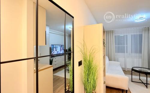 JUH - PRI AUPARKU - 1 IZBOVÝ MODERNÝ KOMPLETNE ZARIADENÝ BYT.